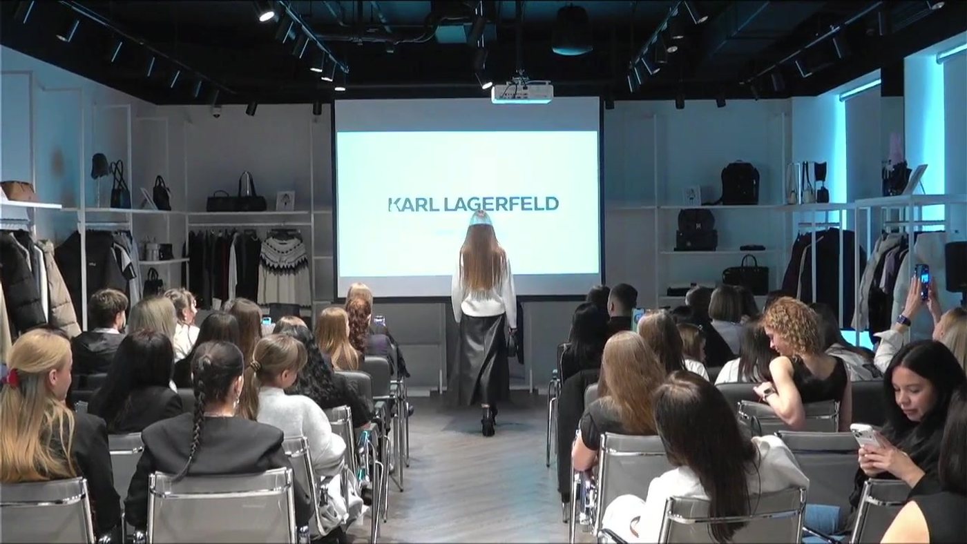 Первый день роуд-шоу Karl Lagerfeld: зал, экран и выход модели — трансляция Pro-Stream